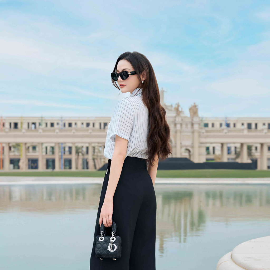 Classic Crinkle Cotton Pinstripe Blouse – Elegant Short Sleeve Textured Shirt